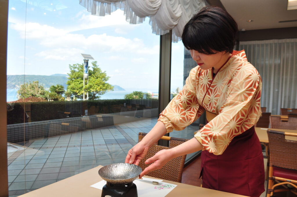 マネージャーの八代恵さんにサービススタッフのお仕事について聞きました