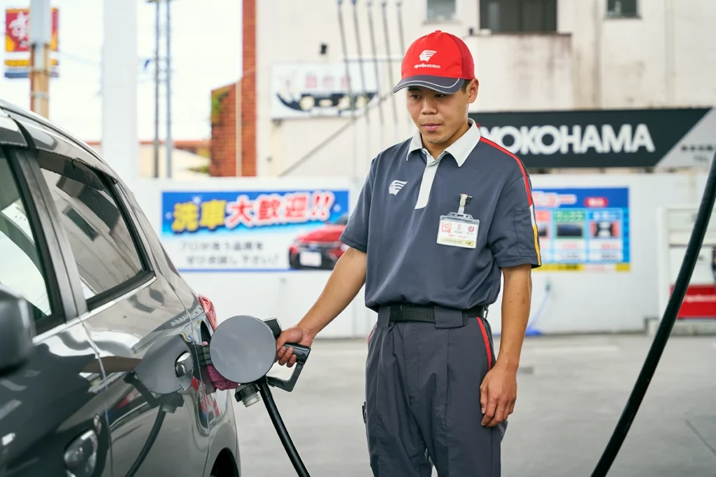 スタッフお二人にガソリンスタンドでのお仕事について聞きました