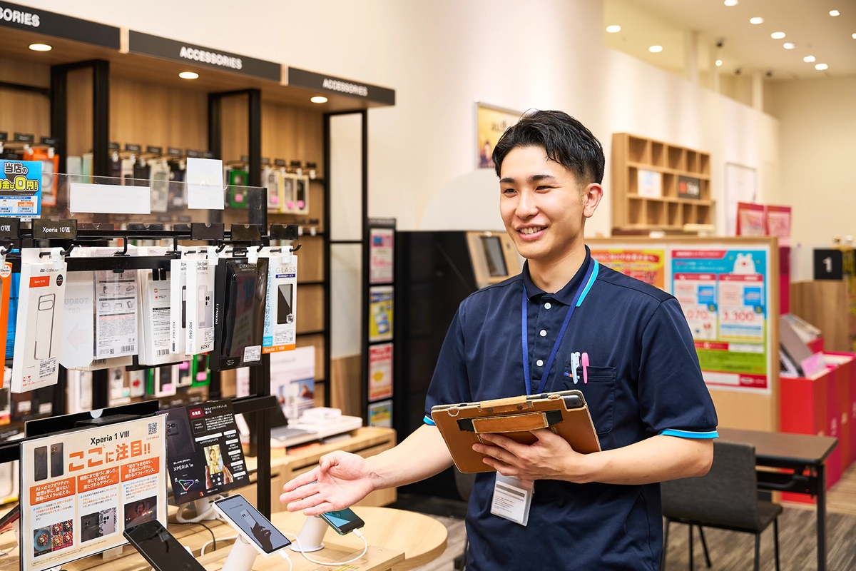 『au Style イオンモール鹿児島』副店長の有馬弘人さんに、店頭販売員のお仕事について聞きました